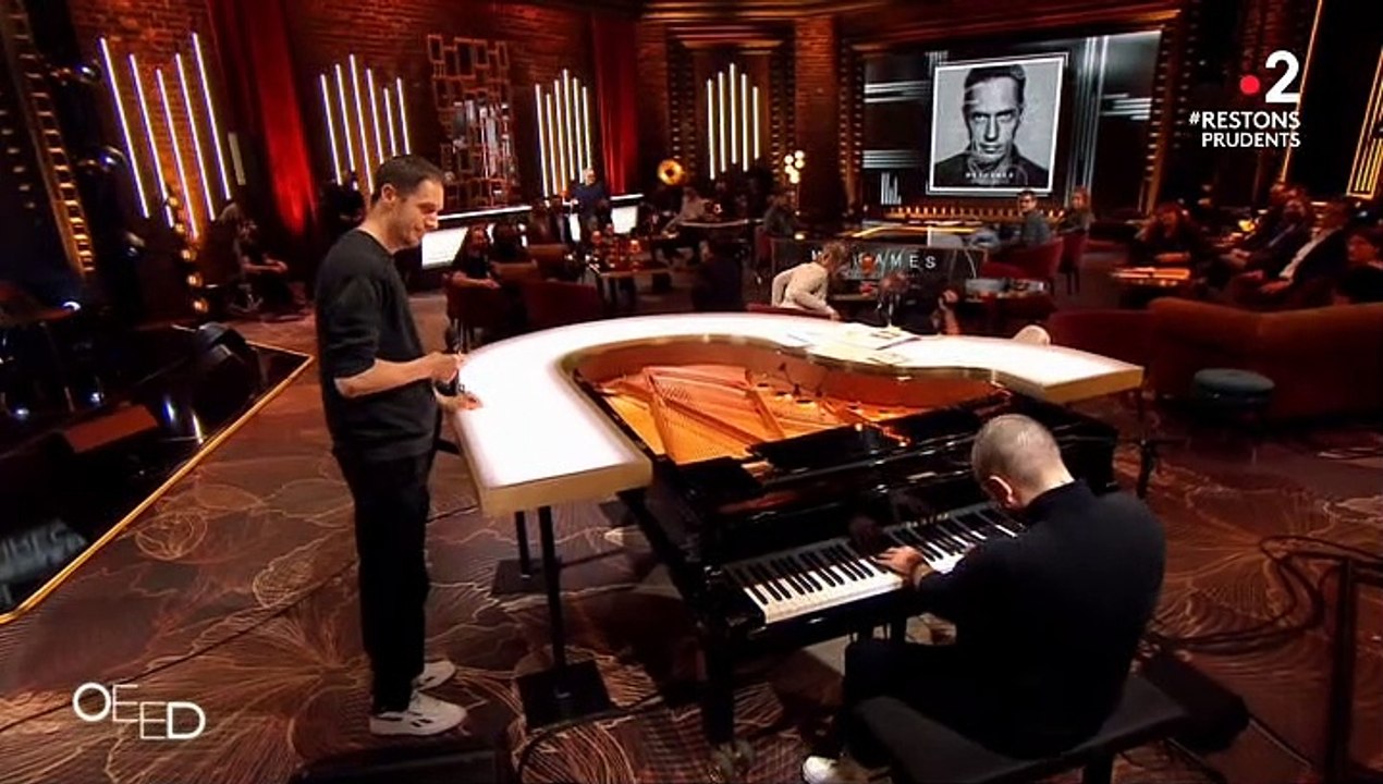 Grand Corps Malade en duo avec Quentin Mosimann dans l'émission "On est presque en direct" sur France 2.