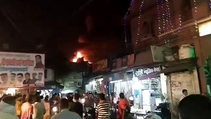 झाँसी: बड़ाबाजार स्थित लक्ष्मी इम्पोरियम की छ्त पर लगे सामान में भयंकर आग