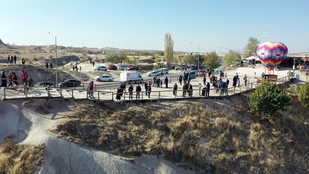 Kapadokya'nın simgelerinden 'Üç Güzeller' turist akınına uğruyor - NEVŞEHİR