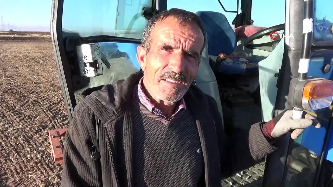 Ağrılı çiftçiler topraktan verim almak için hayvan gübresi kullanıyor