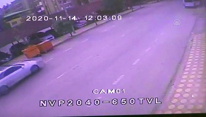İki yayanın otomobilin altında kalmaktan son anda kurtulması güvenlik kamerasında - GAZİANTEP