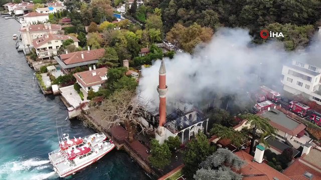 Tarihi Vaniköy Camii’nde çıkan yangın söndürüldü, cami imamı sinir krizi geçirdi
