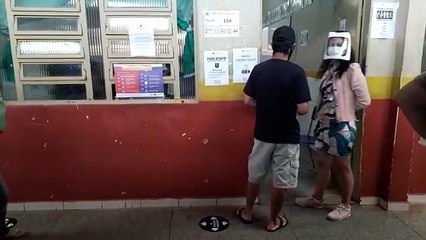 Distanciamento na fila de votação em Águas Lindas de Goiás