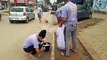 Voluntários varrem ruas cheias de santinhos em Águas Lindas de Goiás