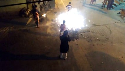 बच्चे और युवाओं ने रंग-बिरंगी पोशाक पहनकर त्योहार मनाया