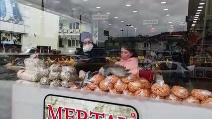 Kuruyemişçiye giren güvercinler çalışanlara zor anlar yaşattı - SAKARYA