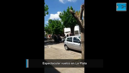 Choque y vuelco en La Plata