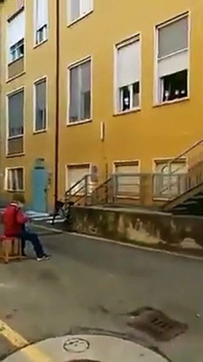 Abuelito lleva serenata a su esposa hospitalizada por COVID-19