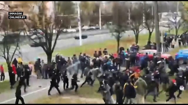 Minsk: 96° giorno di proteste in Bielorussia, danneggiato il memoriale di Raman Bandarenka