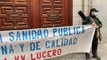 Cientos de personas se manifiestan en Madrid frente a la consejería de Sanidad: “Menos banderas, más enfermeras”