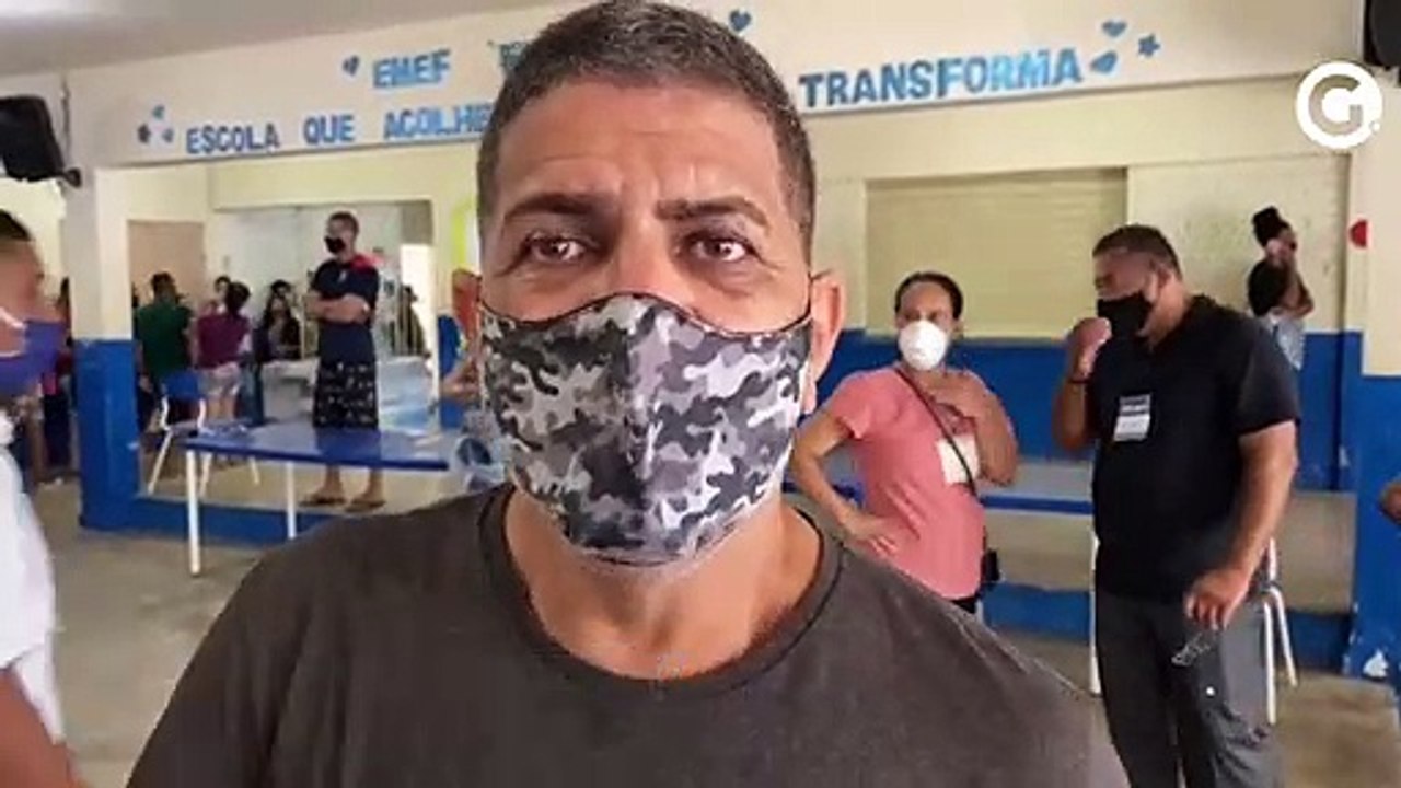 Eleitor reclama de fila e aglomeração dentro Emef Féu Rosa, na Serra e desiste de votar