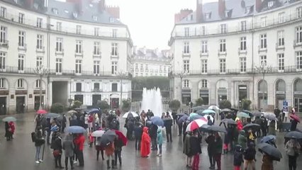 Decenas de personas rezan en Nantes bajo la lluvia para pedir a Macron que permita las misas