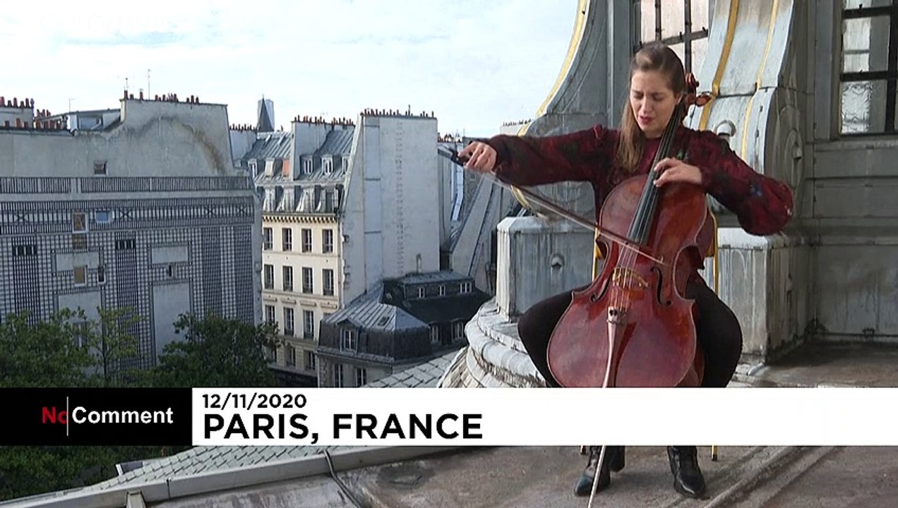 Camille Thomas und ihr 'Feuermann'-Cello über den Dächern von Paris
