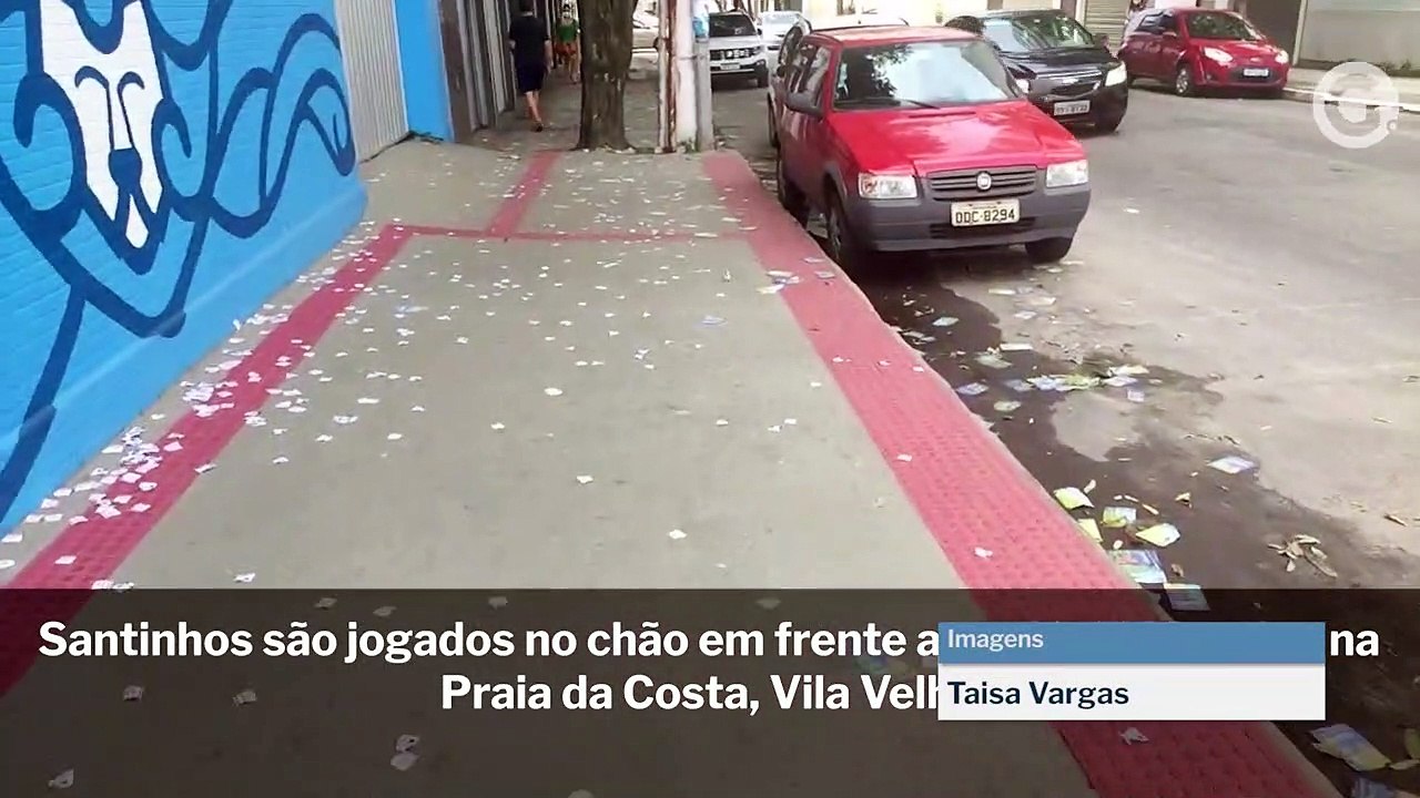 Santinhos são jogados no chão em frente ao colégio Messina na Praia da Costa, Vila Velha