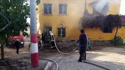 Yangında 2 katlı ev kullanılamaz hale geldi - MANİSA