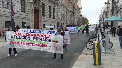 Asociaciones vecinales crean una cadena de pancartas por la sanidad pública