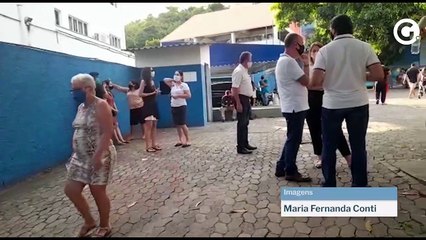 Eleitores continuam chegando nos últimos minutos de votação no Colégio Americano Batista, na Praia da Costa, Vila Velha