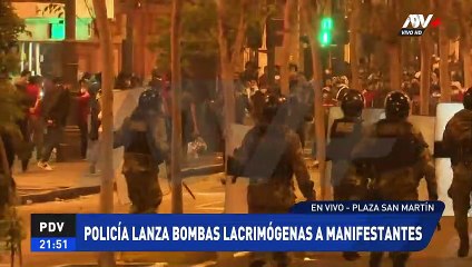 Asi se vivió enfrentamientos entre policia y jovenes manifestantes en cento de Lima tras juramentacion de nuevo gabinete de Manuel Merino