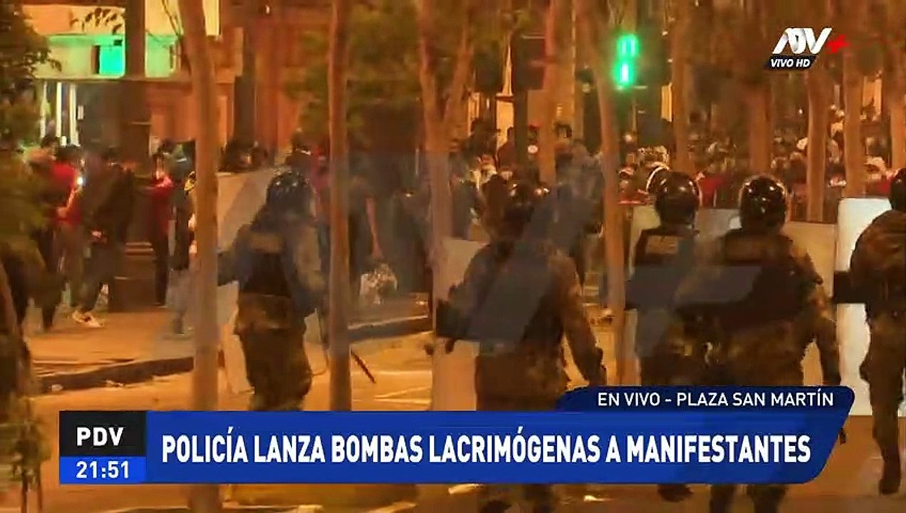 Asi se vivió enfrentamientos entre policia y jovenes manifestantes en cento de Lima tras juramentacion de nuevo gabinete de Manuel Merino