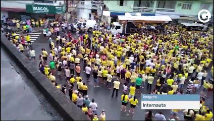 Apoiadores do candidato Gutim (PSB) causam aglomeração durante apuração de votos em Marilândia, no Noroeste do ES
