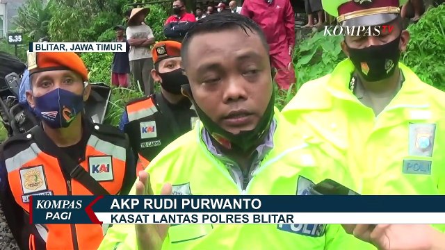 Terobos Palang Perlintasan, Mobil Remuk Ditabrak Kereta Api