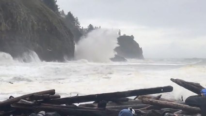 Crowds watch king tides in Washington