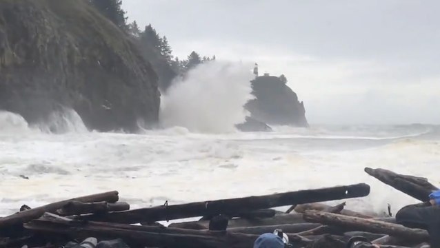Crowds watch king tides in Washington