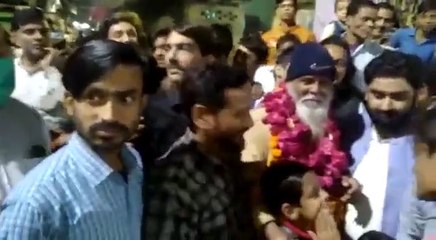 पाक जेल में सजा काटकर 28 साल बाद घर लौटे पिता के गले लगकर रो पड़ी बेटी