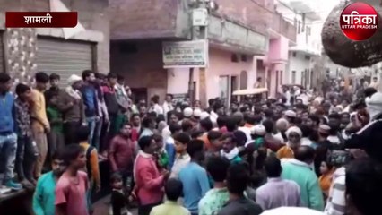 फरार चल रहे युवक के घर नोटिस चस्पा करने गई पुलिस, परिजनों ने पुलिस पर लगाए यह आरोप