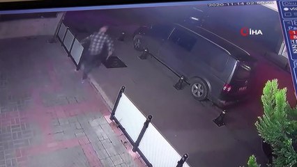 Dükkanına giren hırsızları sopayla kovaladı, o anlar kameraya yansıdı