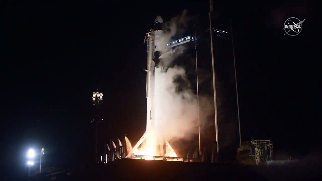 SpaceX'in mürettebatlı uzay yolculuğu başladı