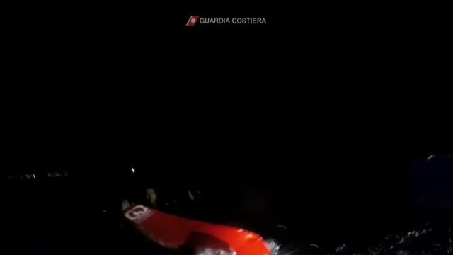 La guardia costera italiana rescata in extremis a un grupo de migrantes en el mar