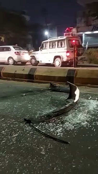 राजधानी लखनऊ के थाना गुडंबा क्षेत्र में तेज रफ्तार से जा रही कार अनियंत्रित होकर पलटी