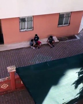 Sokakta ekonomi tartışan çocukların videosu sosyal medyada dikkat çekti