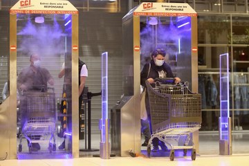 Les "tunnels de désinfection" contre la Covid-19 voient le jour à Leclerc