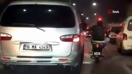 Motosiklet üzerinde tehlikeli yolculuk