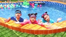 Suri and Annie Pretend Play Kids Swimming Pool Summer Fun & Fruit Smoothies - Kids funny videos