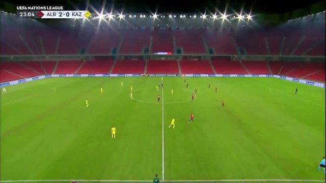 Cầu thủ Kazakhstan ghi bàn từ chấm giao bóng