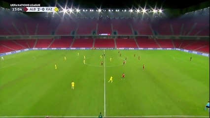 Cầu thủ Kazakhstan ghi bàn từ chấm giao bóng