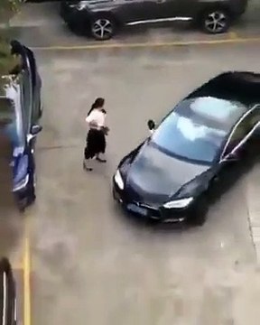 Après avoir été presque frôlée par une voiture dans un parking, cette femme s’est vengée