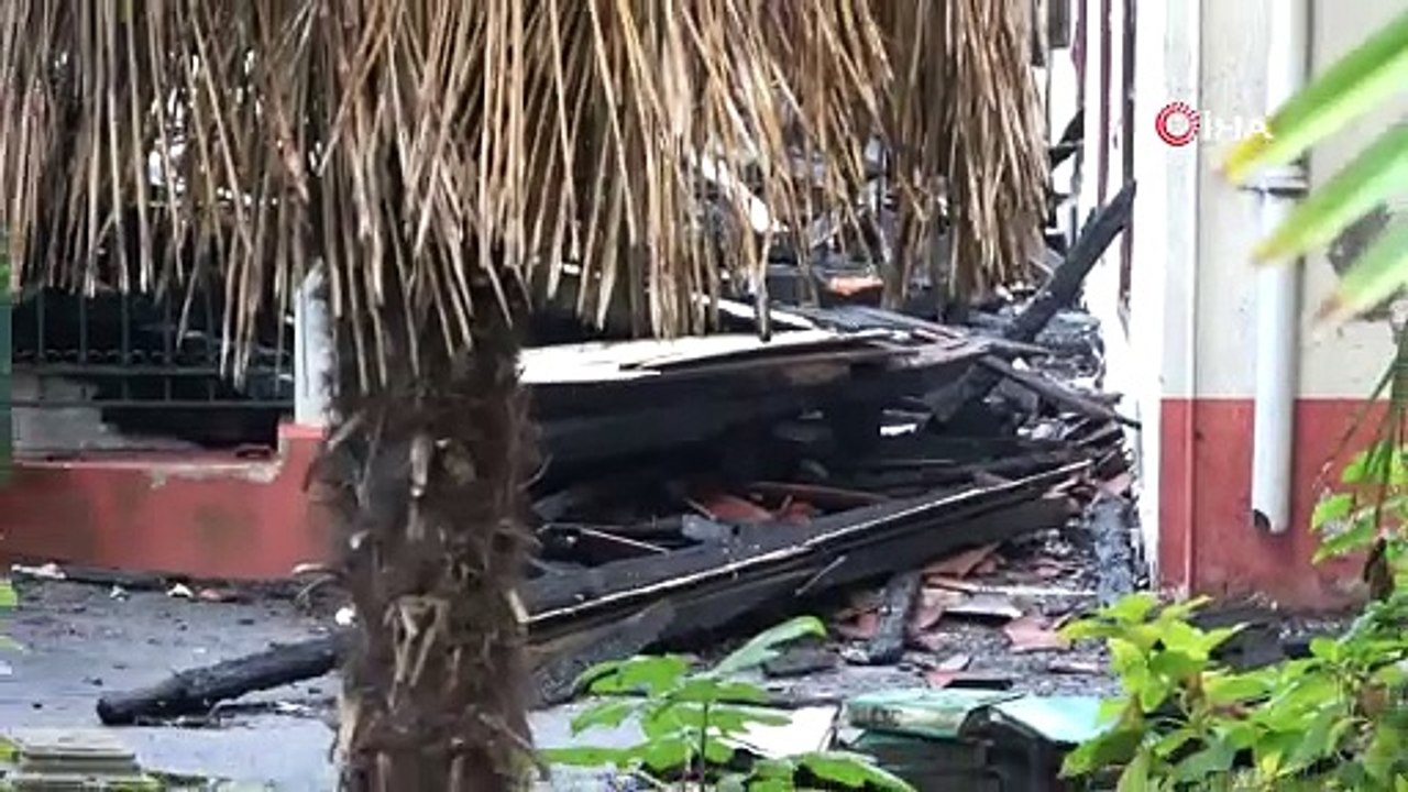Yangından sonra tarihi Vaniköy Cami'inde ekipler incelemede bulundu