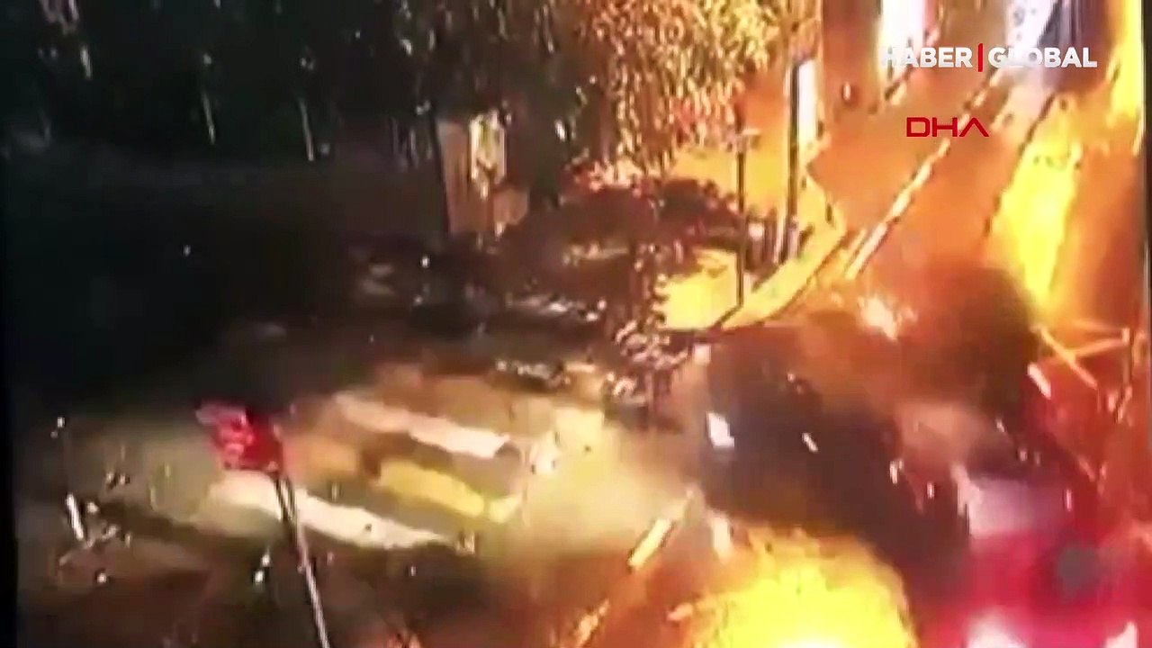 Tarihi çeşmeyi yıkan kaza kamerada