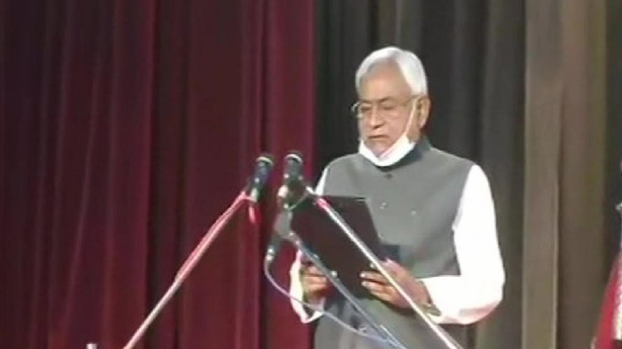 Nitish Kumar takes oath as Chief Minister for 7...