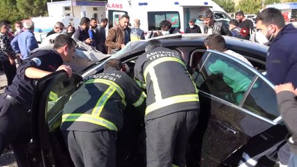 - Otomobiller dönüş yapan tıra çarptı: 1 ölü, 4 yaralı