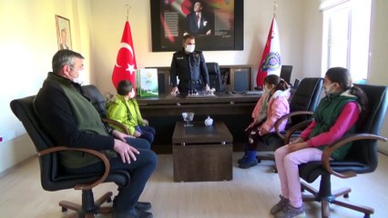 KARS - Emniyet bahçesine kendi imkanlarıyla fidan diken kardeşler ödüllendirildi