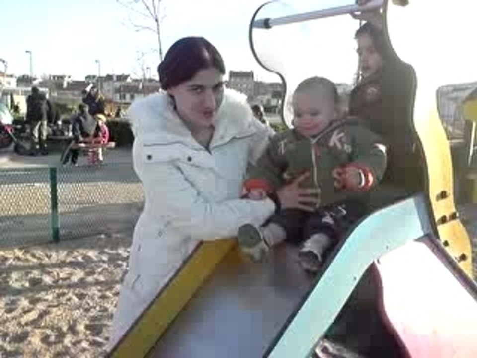 Evan fait du tobogan