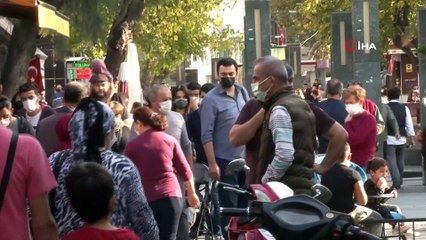 Antalya’da denetimlere rağmen maske var, sosyal mesafe yok