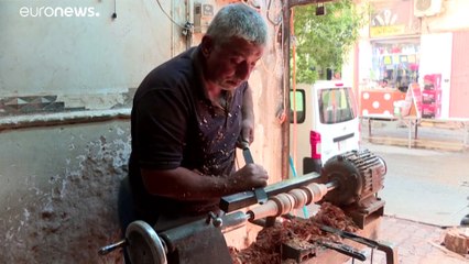 شاهد: "جراخو" كربلاء يبقون حرفة صناعة هياكل النراجيل الخشبية على قيد الحياة