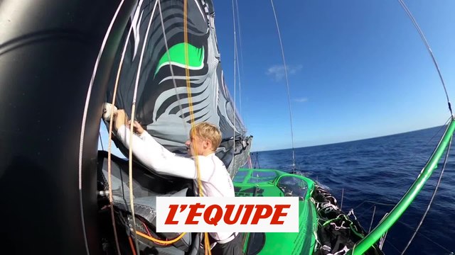 Sorel répare sa grand-voile - Voile - Vendée Globe