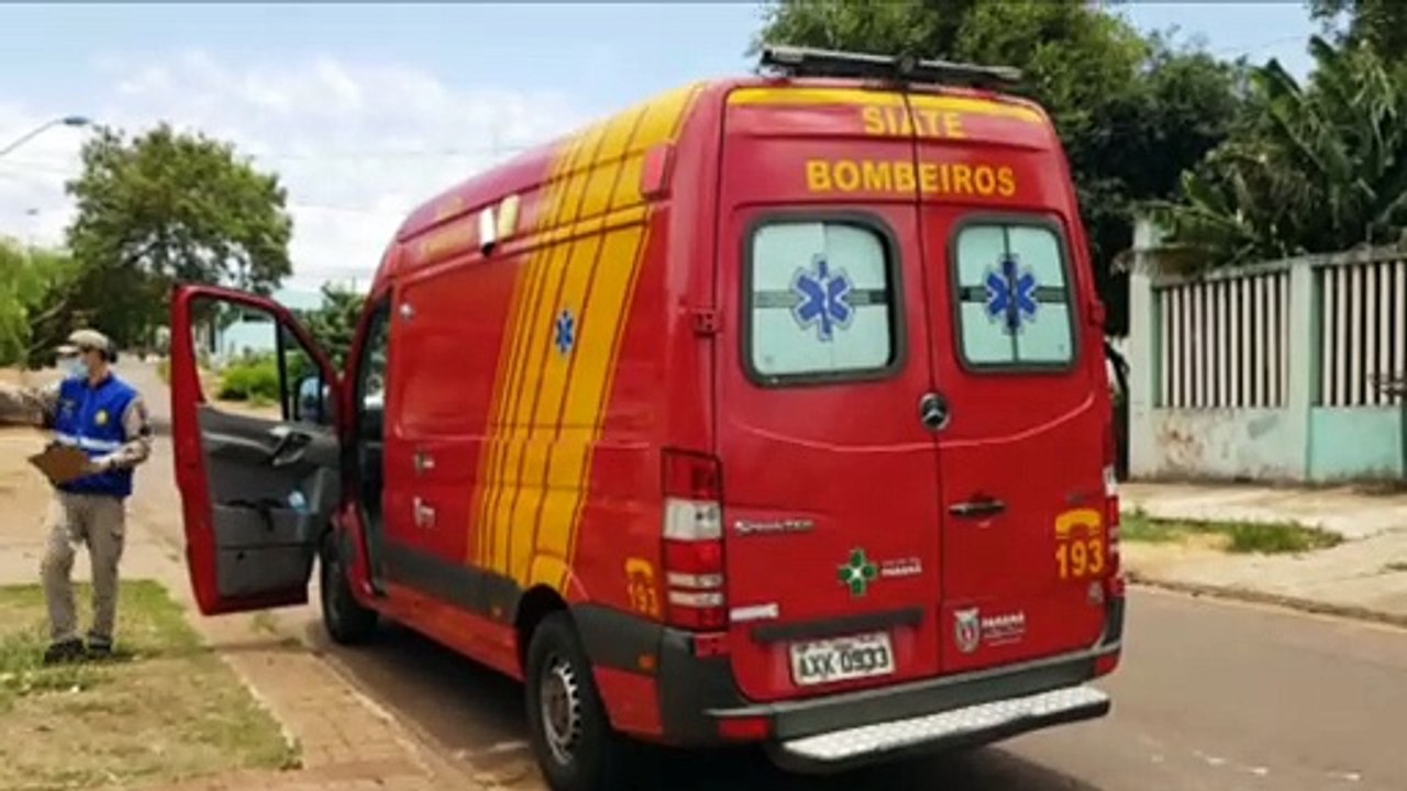 Mulher que teria sido agredida pelo ex-companheiro é socorrida pelo Siate no Bairro Santa Cruz